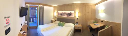 A bed or beds in a room at Hotel Talblick