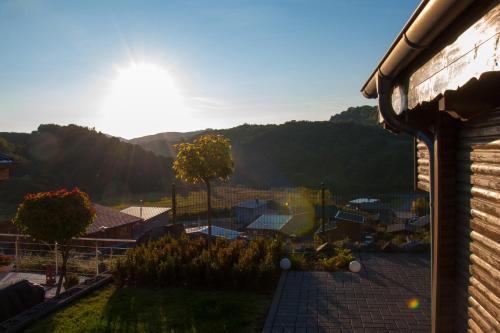 uma vista de uma casa com vista de uma cidade em Eifel & See - Ferienhäuser am Waldsee Rieden/Eifel em Rieden