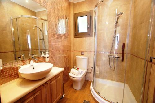 Ванная комната в Elli's Luxury Houses Petani Beach