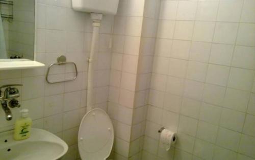 un baño con inodoro y lavabo en Seaside apartments and rooms, en Kotor