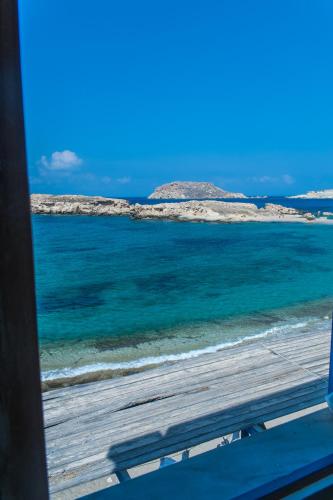 a view of the beach from a bus window at Zorbas Studios in Lefkos Karpathou