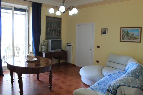 カステッランマーレ・ディ・スタービアにあるCasa Panoramicaのリビングルーム(ソファ、テーブル付)