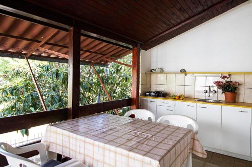 Kuchyň nebo kuchyňský kout v ubytování Apartmani Rakic