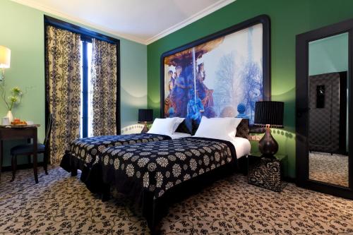 מיטה או מיטות בחדר ב-Hotel Fontaines du Luxembourg