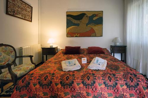 una camera da letto con un letto e asciugamani di Casa da Rampa a Sintra