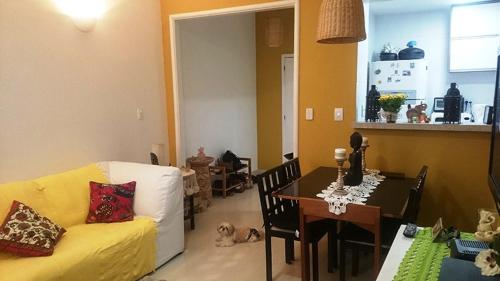 sala de estar con sofá y mesa de comedor en Apartamento Aconchegante Copacabana Posto 5, en Río de Janeiro