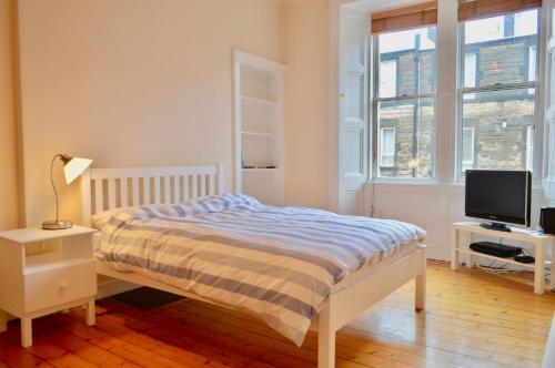 Una cama o camas en una habitación de One Bedroom Flat With Box Room In Edinburgh