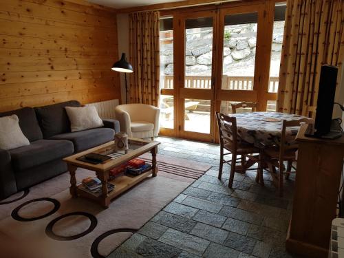 un salon avec un canapé et une table dans l'établissement Un été à Courchevel, à Courchevel