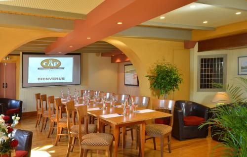 a conference room with a long table and chairs at Hôtel Restaurant Le Cap in Barneville-Carteret