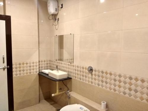 Koupelna v ubytování JK Rooms 126 Parashar Legacy - Opp Railway Station