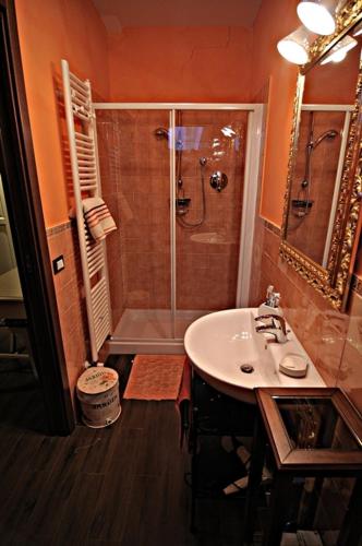 a bathroom with a sink and a shower at Il Giardino Dei Limoni in Montecassiano