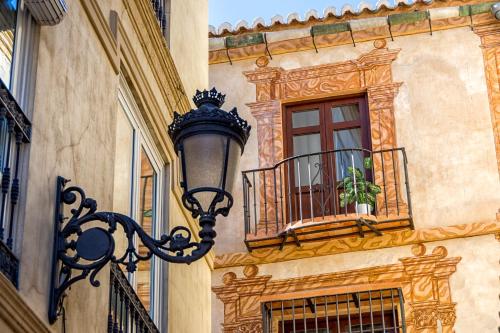 a street light on the side of a building with a window at Feelathome Merced Apartments in Málaga