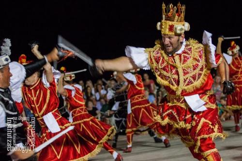 een groep mannen in traditionele dansen voor een menigte bij Mario (RADE) in Korčula