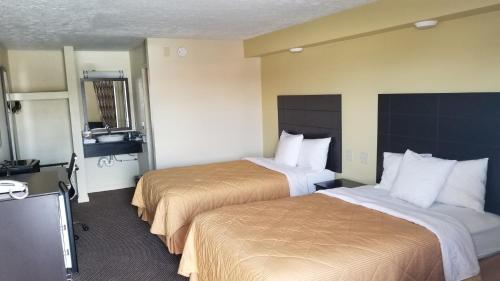 格林菲爾德的住宿－格林菲爾德汽車旅館，酒店客房设有两张床和电视。