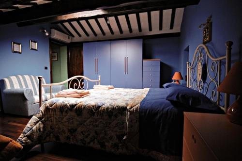 a bedroom with a bed in a blue room at Il Giardino Dei Limoni in Montecassiano