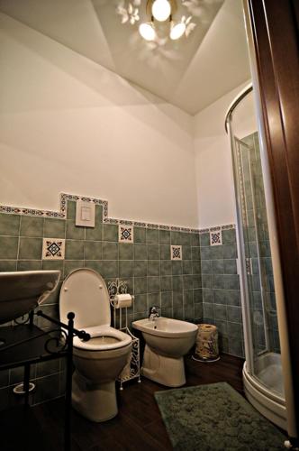 a bathroom with a toilet and a sink at Il Giardino Dei Limoni in Montecassiano