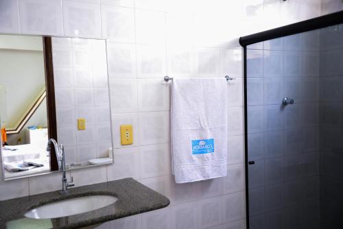- Baño con lavabo y toalla en Germano's Hotel, en Jequié