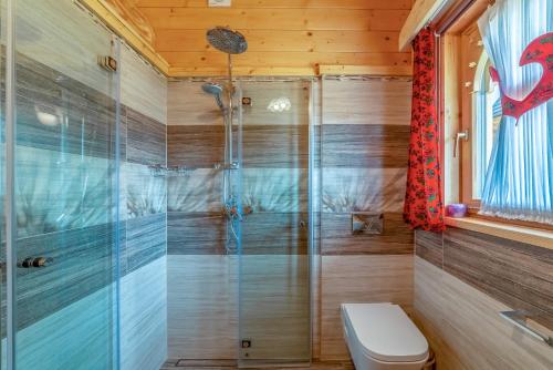 Bilik mandi di Domek w Białce z JACUZZI w ogrodzie