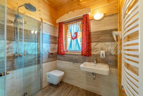 Bilik mandi di Domek w Białce z JACUZZI w ogrodzie