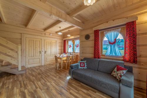 Ruang duduk di Domek w Białce z JACUZZI w ogrodzie