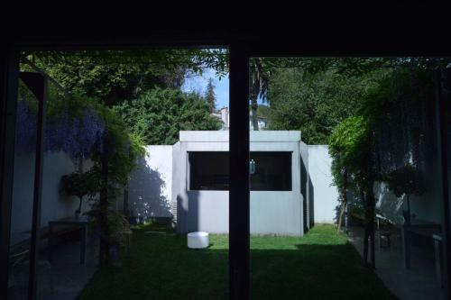 a window view of a yard with a white building at Blanco Apartamentos Turísticos in Santiago de Compostela