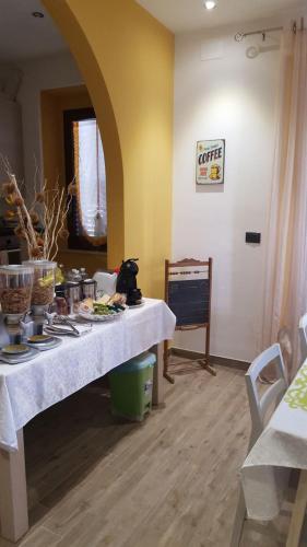 a kitchen with a table with a white table cloth at Vico 59 in Ortona