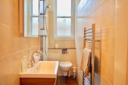 Kupatilo u objektu One Bedroom Flat With Box Room In Edinburgh