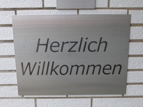 a sign on a brick wall with the words herziger willuminati at Schöne komplette Ferienwohnung in Wesel in Wesel