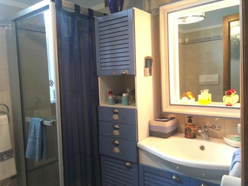 ein Bad mit einem Waschbecken und einem Spiegel in der Unterkunft B&B Les Fleurettes in Lomazzo