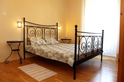 מיטה או מיטות בחדר ב-Arty Piran Center Apartment VB