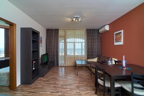 A television and/or entertainment centre at Sea Panorama Apartments Golden sands