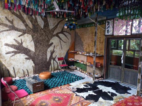 ein Zimmer mit einem an der Wand gemalten Baum in der Unterkunft Maison d'hotes Ait Bou Izryane in Timoulilt
