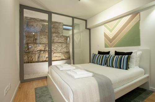 Tempat tidur dalam kamar di Liiiving in Porto | Downtown Terrace Apartment