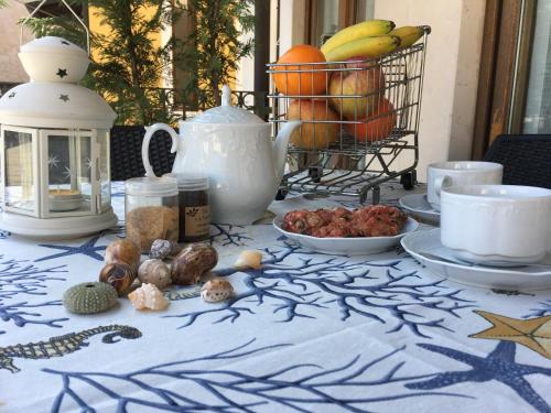 ペスキエーラ・デル・ガルダにあるCasa Elisabettaの青いテーブルクロスと食べ物