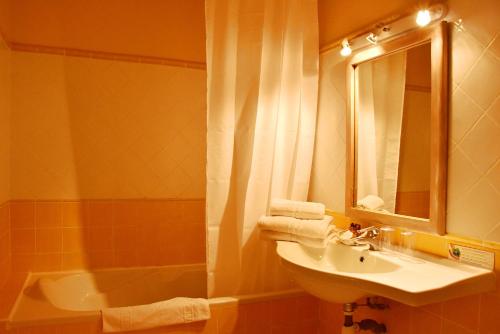 Koupelna v ubytování Hotel Les Mazets Des Roches