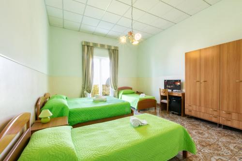 Postel nebo postele na pokoji v ubytování Sisters Hotel