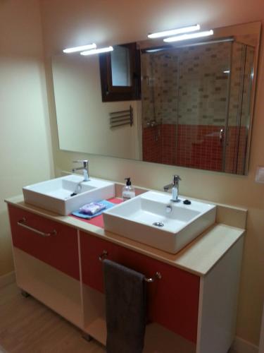 łazienka z 2 umywalkami i dużym lustrem w obiekcie Casa Rural el Rincon de Maria w mieście Villoslada de Cameros