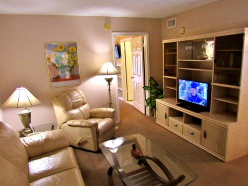 TV a/nebo společenská místnost v ubytování Victoria Palms Inn and Suites