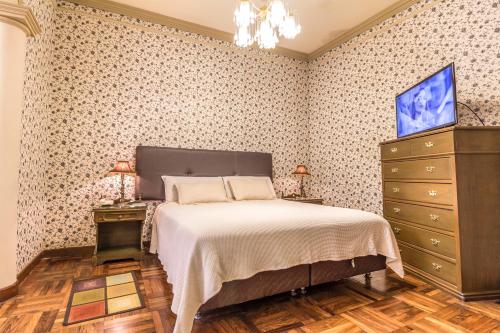 Cama ou camas em um quarto em Capital Plaza Hotel