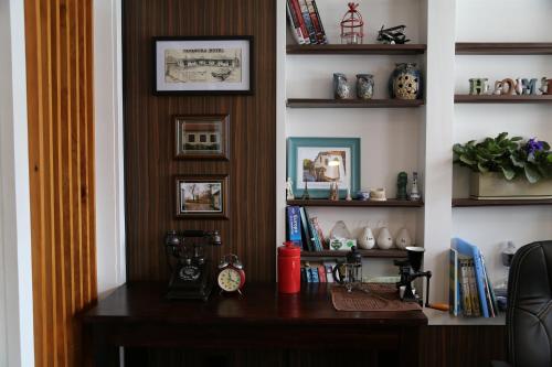 a desk with a clock on it in a room at Papakura Motor Lodge & Motel in Papakura