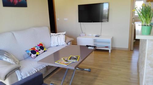 sala de estar con sofá y mesa en Apartamento Hipódromo, en Mérida