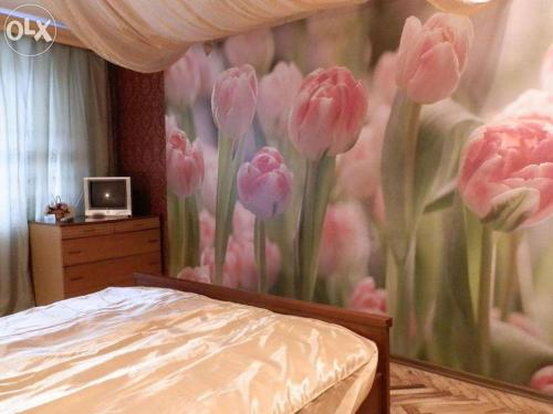 メリトポリにあるApartment on Alexeyevaのピンクのチューリップの壁画が施されたベッドルーム