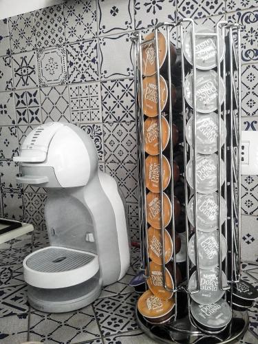 ein Badezimmer mit Toilette und einem Regal mit Tassen in der Unterkunft Storie di Mare in Polignano a Mare