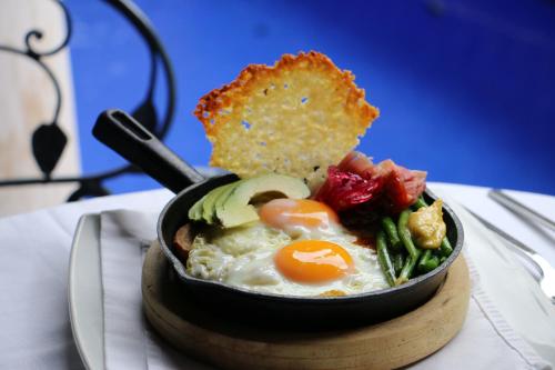 un bol de nourriture avec des œufs et des légumes sur une table dans l'établissement Meson Panza Verde, à Antigua Guatemala
