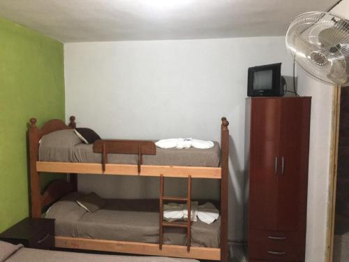 Uma ou mais camas em beliche em um quarto em Chilo Hotel