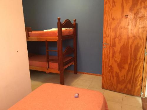 Uma ou mais camas em beliche em um quarto em Chilo Hotel