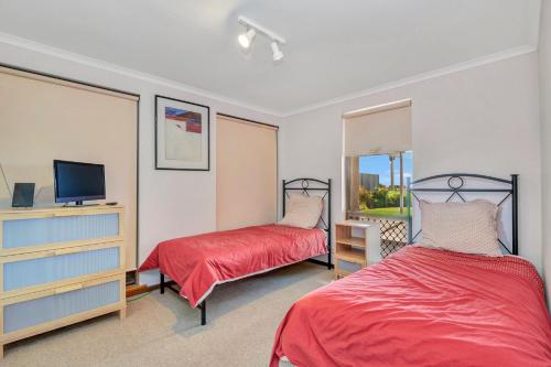 Ένα ή περισσότερα κρεβάτια σε δωμάτιο στο Queensland South - Aldinga Beach - C21 SouthCoast Holidays