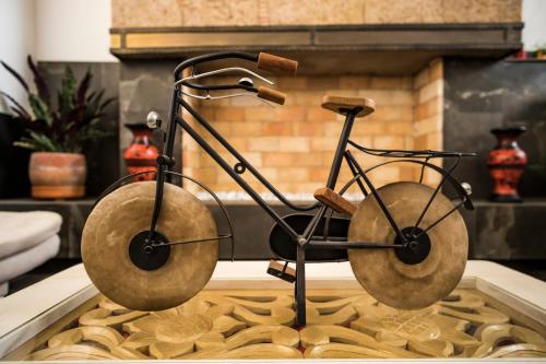 a bicycle statue on a table in a living room at Hotel El Giro in Villa de Leyva