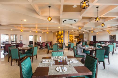 Un restaurante o sitio para comer en Hotel Siddhartha, Nepalgunj
