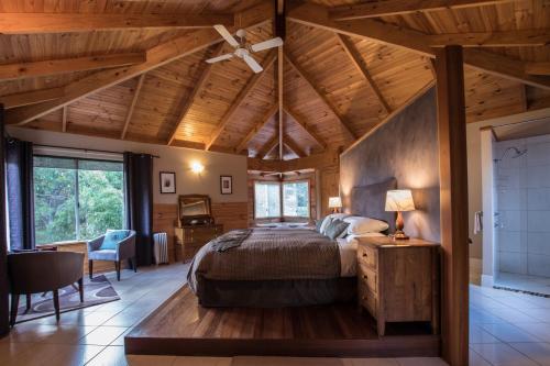 una camera con letto e ventilatore a soffitto di Cape Howe Cottages a Lowlands